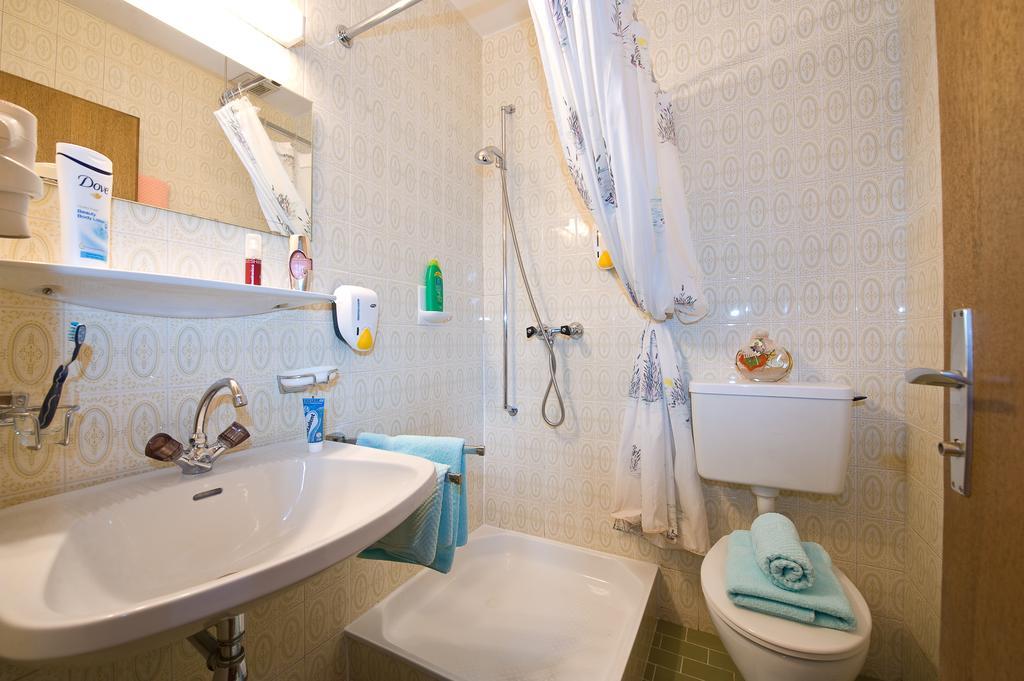 Gaestehaus Im Pfarrhof Bad Hofgastein Szoba fotó