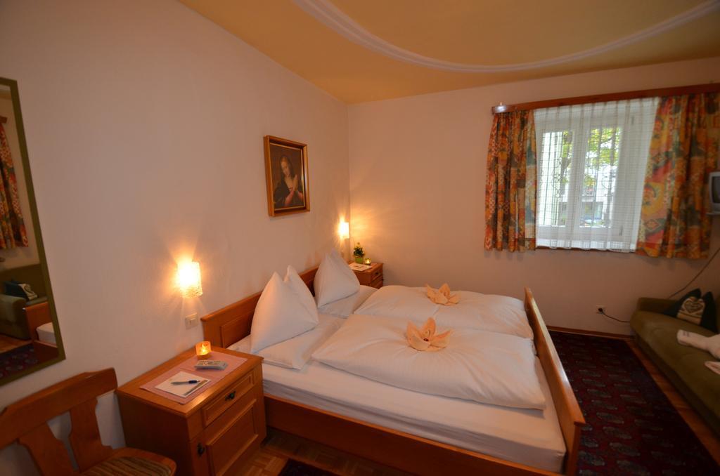 Gaestehaus Im Pfarrhof Bad Hofgastein Szoba fotó